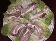 Una foto de ensalada de jurel