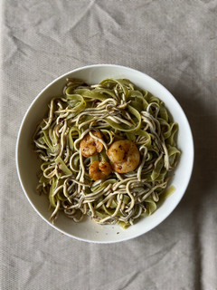 Una foto de Tallarines con gulas y gambas
