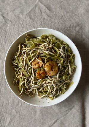 Una foto de Tallarines con gulas y gambas