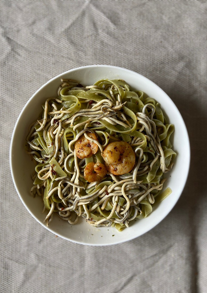Una foto de Tallarines con gulas y gambas