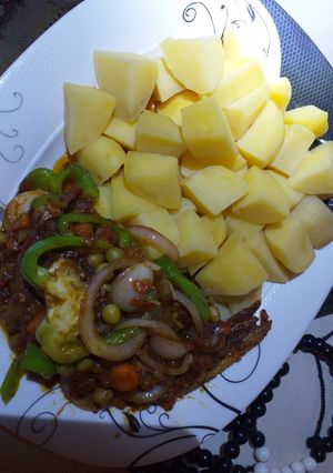 A picture of Boiled potatoes with fish in vegetable sauce.