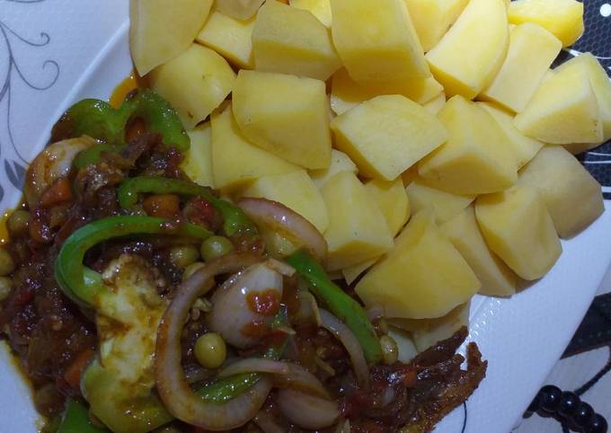 Boiled potatoes with fish in vegetable sauce