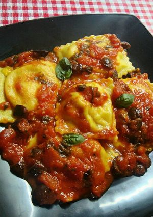Una foto de Raviolones con salsa mediterránea
