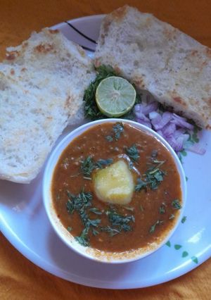 पाव भाजी (pavbhaji recipe in marathi) रेसिपी चे मुख्य फोटो 