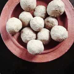 બાજરા ના લોટ ના લાડુ (Pearl Millet Ladoo Recipe In Gujarati) रेसिपी मुख्य फोटो