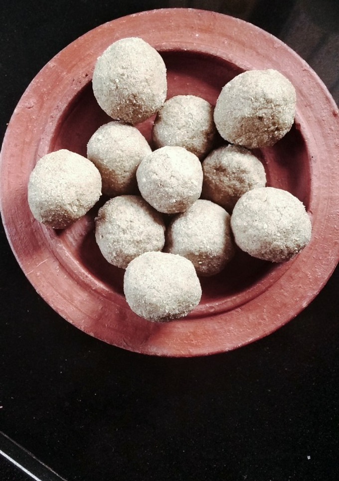 બાજરા ના લોટ ના લાડુ (Pearl Millet Ladoo Recipe In Gujarati) રેસીપી મુખ્ય ફોટો