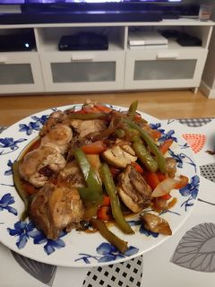 Una foto de Pollo con verduras al teriyaki