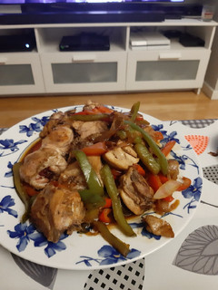 Una foto de Pollo con verduras al teriyaki