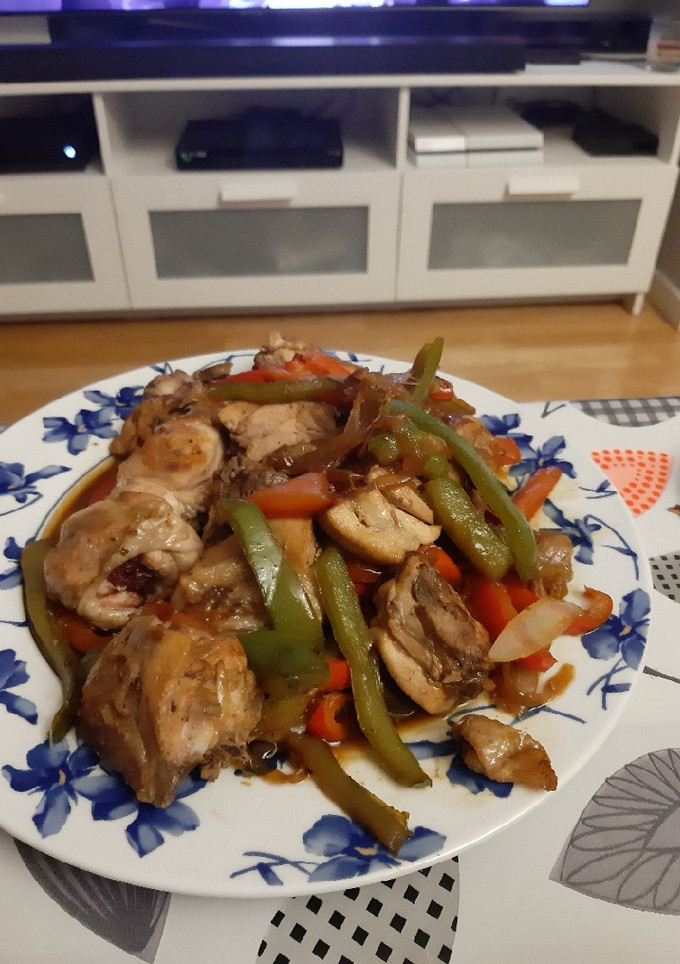 Una foto de Pollo con verduras al teriyaki