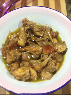 Una foto de Conejo con curry al ajillo
