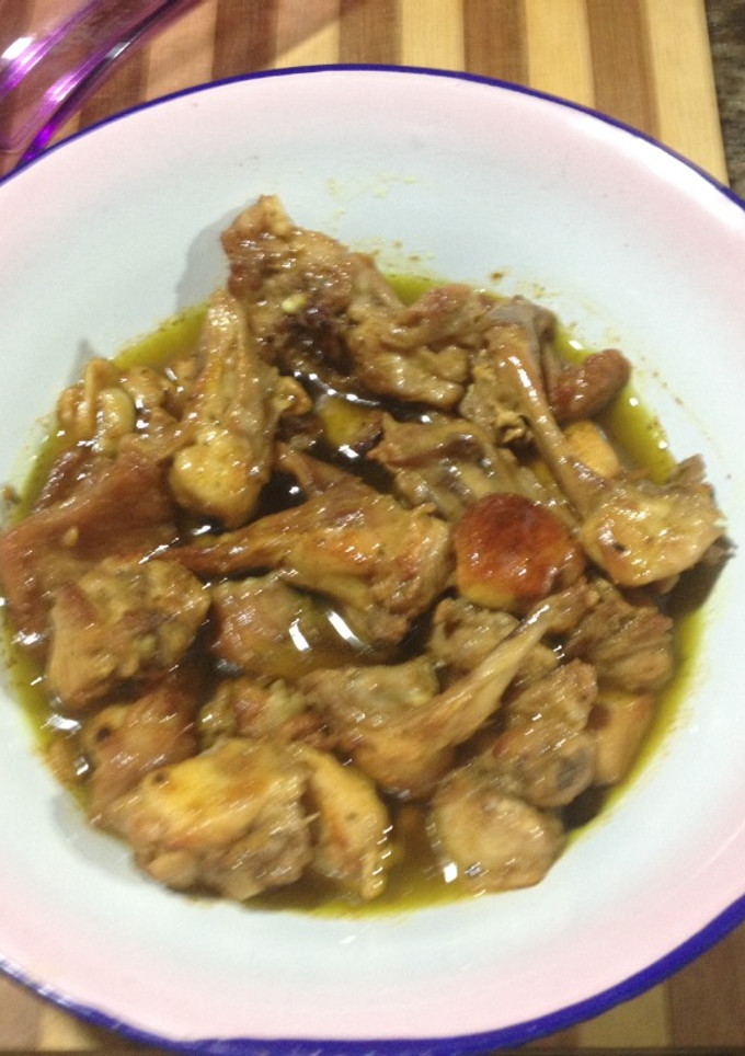 Una foto de Conejo con curry al ajillo