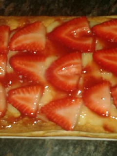Una foto de Hojaldre con fresas y crema