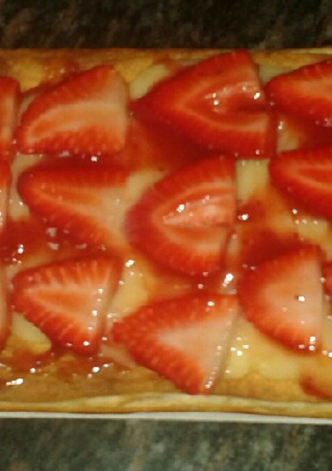 Una foto de Hojaldre con fresas y crema