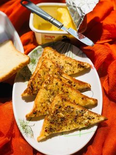 गार्लिक ब्रेड (Garlic Bread recipe in Hindi) रेसिपी मुख्य फोटो