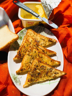 गार्लिक ब्रेड (Garlic Bread recipe in Hindi) रेसिपी मुख्य फोटो