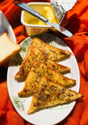 गार्लिक ब्रेड (Garlic Bread recipe in Hindi) रेसिपी मुख्य फोटो
