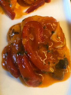 Una foto de Bacalao con tomate