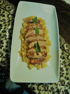 Una foto de Magret de pato con estofado de mango y salsa de naranja