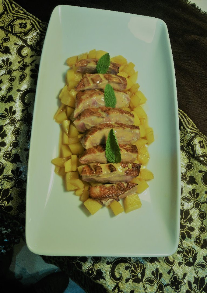 Una foto de Magret de pato con estofado de mango y salsa de naranja