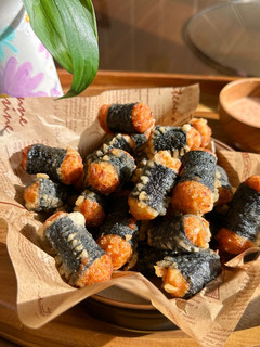 A picture of Crispy Chicken Seaweed Rolls.