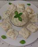 Raviolis cinco queso con crema de albahaca