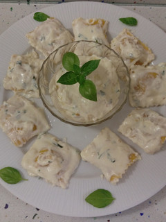 Una foto de Raviolis cinco queso con crema de albahaca