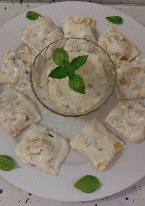 Una foto de Raviolis cinco queso con crema de albahaca
