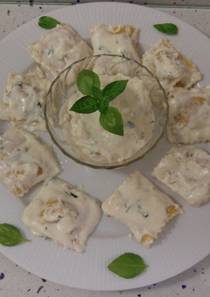Una foto de Raviolis cinco queso con crema de albahaca
