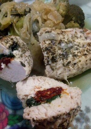 Una foto de Supremas rellenas con espinaca, tomates secos y parmesano