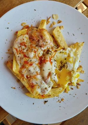 Una foto de Huevos rotos con provolone y sobrasada al chimichurri