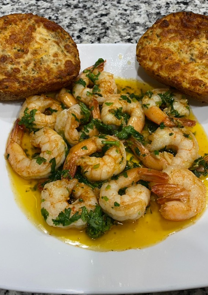 Una foto de Camarones al ajillo