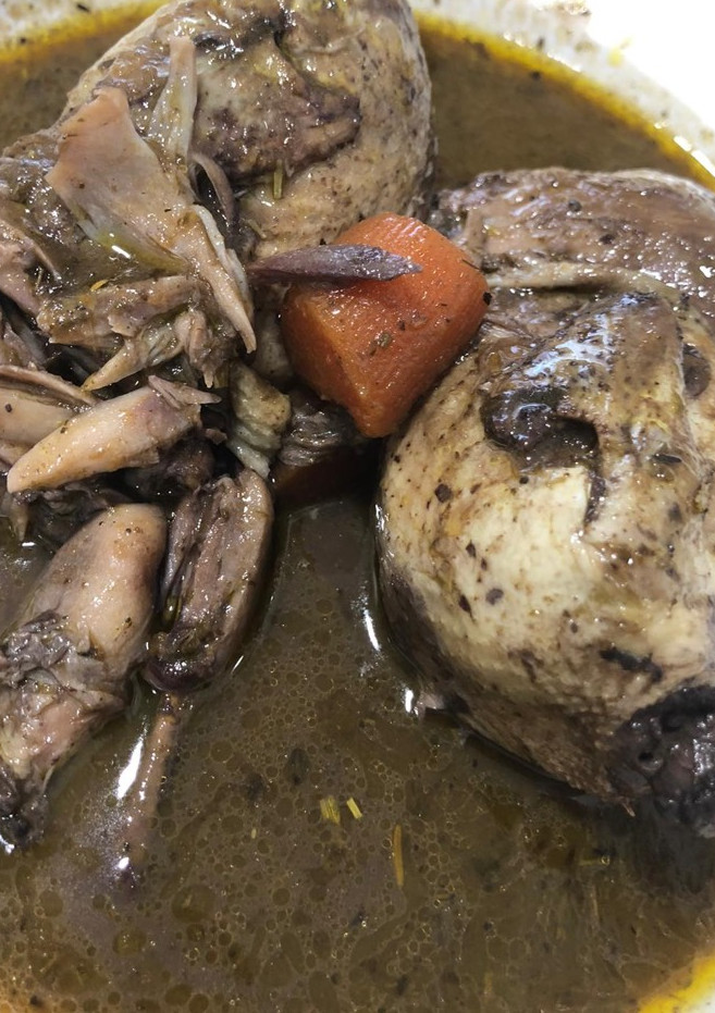 Una foto de Codornices estofadas a las hierbas