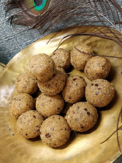 गोविंद लाडू (govind laddu recipe in marathi) रेसिपी चे मुख्य फोटो