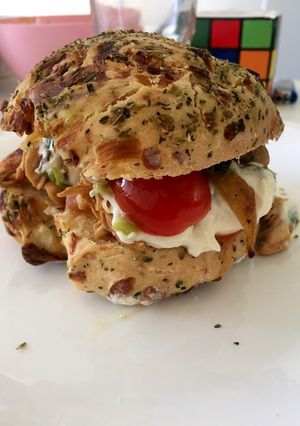 Una foto de Sanguche de pollo desmenuzado con pan casero