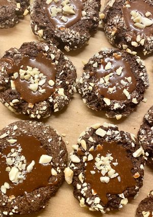Kakaós-mandulás keksz tejcsokival recept fotója