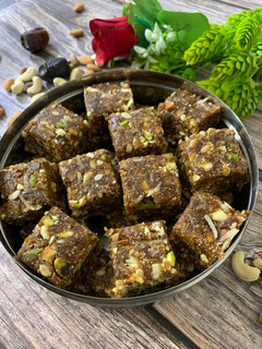 ખજૂર પાક (Khajoor Paak Recipe In Gujarati) રેસીપી મુખ્ય ફોટો