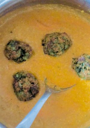 A picture of Spinach kofta in Tomato gravy.