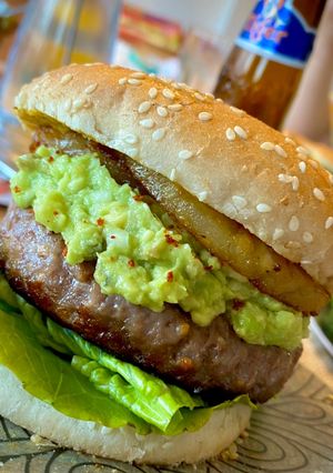 Una foto de Burger con piña al curry y guacamole de jalapeño
