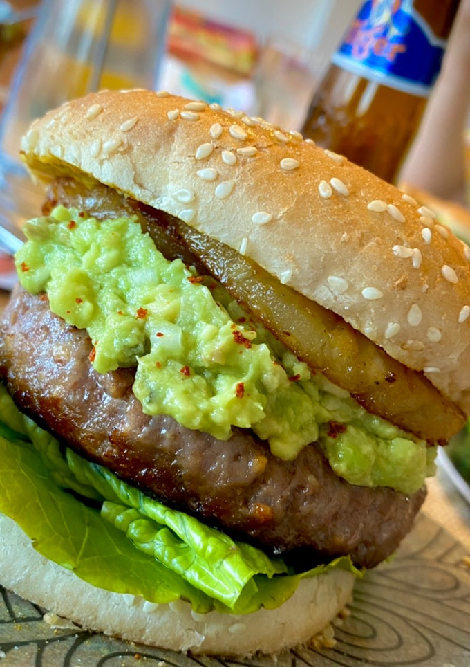 Una foto de Burger con piña al curry y guacamole de jalapeño