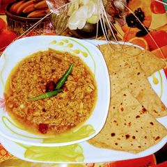 Bhunna qeema with chapati A picture of Bhunna qeema with chapati.
