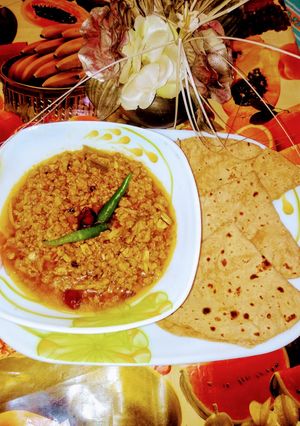 A picture of Bhunna qeema with chapati.