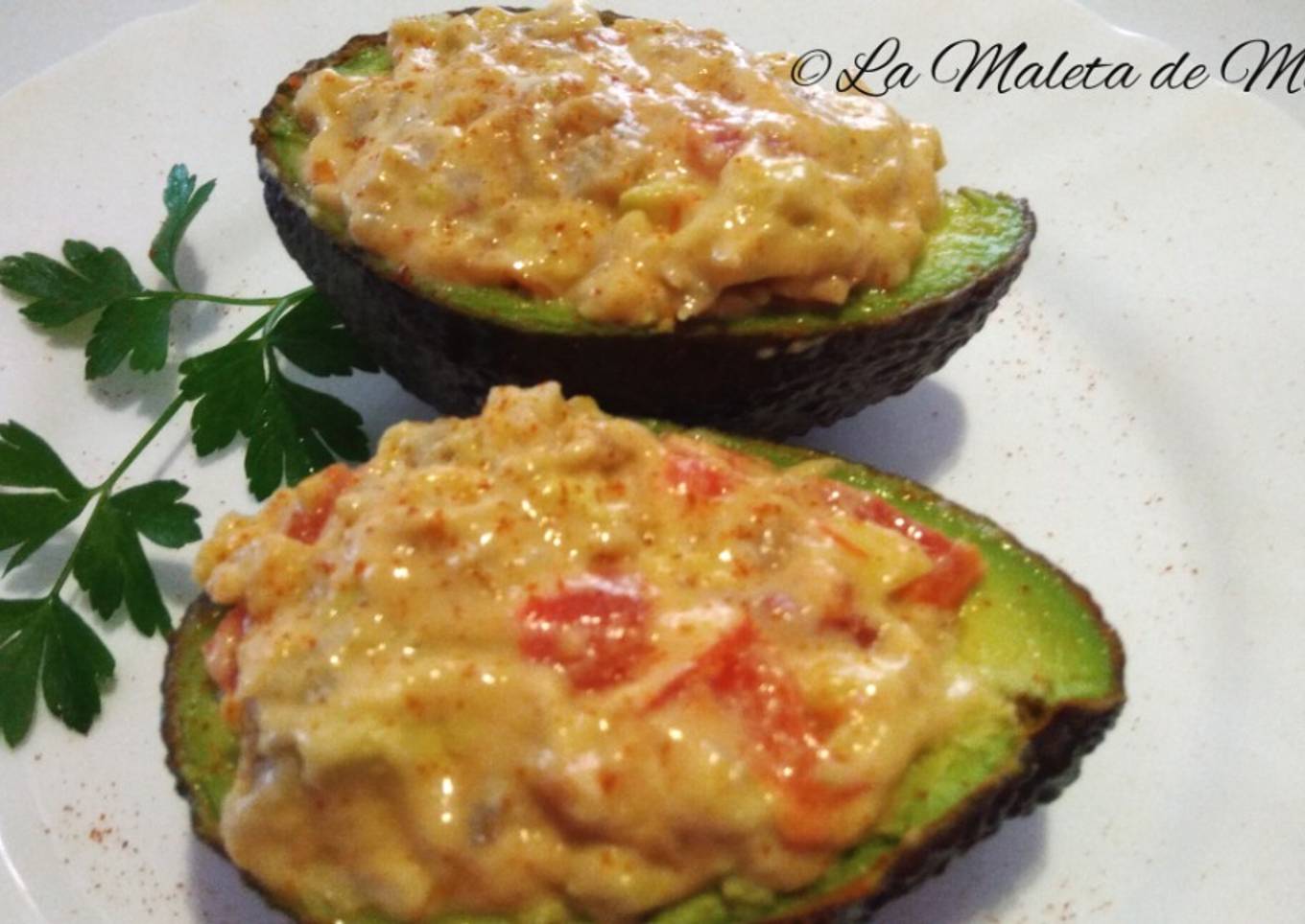 Aguacate relleno de tomate y maira