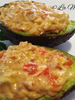 Una foto de Aguacate relleno de tomate y maira