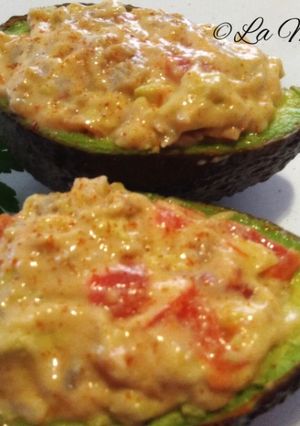 Una foto de Aguacate relleno de tomate y maira