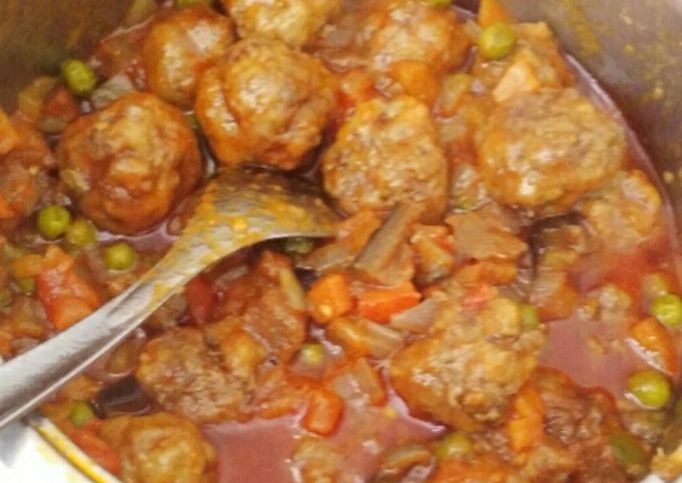 Albóndigas de pescado con verduras