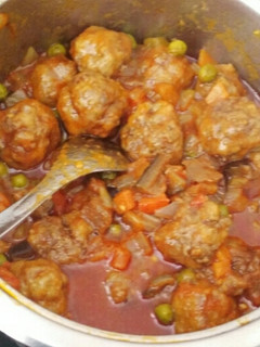 Una foto de Albóndigas de pescado con verduras