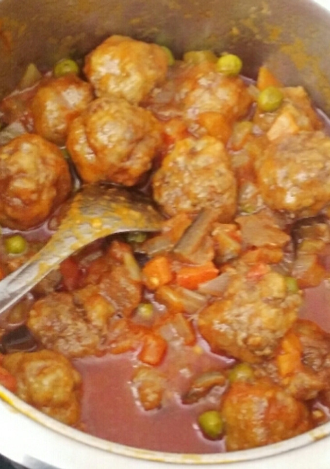 Una foto de Albóndigas de pescado con verduras