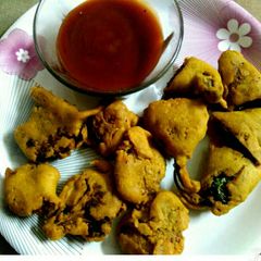 A picture of Gobi and Mirchi pakoda.