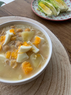 Una foto de Caldo de pollo casero