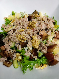 Una foto de Ensalada de brotes tiernos, pepino, manzana y nuez